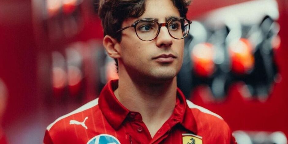 Rafael C&acirc;mara com roupa da Ferrari.