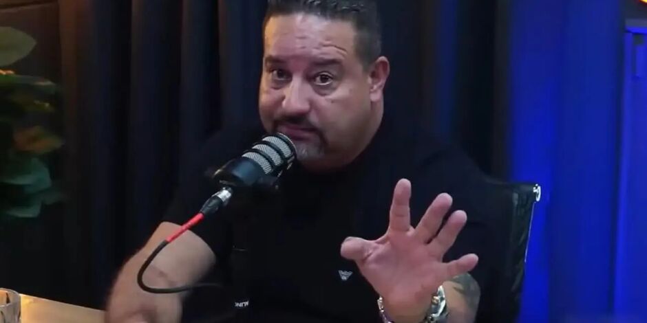 Pastor participa de podcast e gesticula enquanto comenta tema em est&uacute;dio.