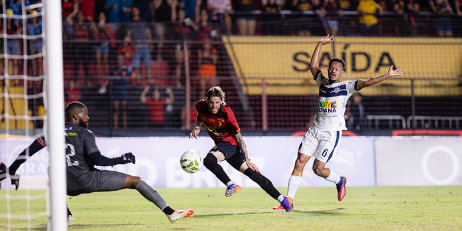 Barletta marcando gol do Sport contra o Decis&atilde;o