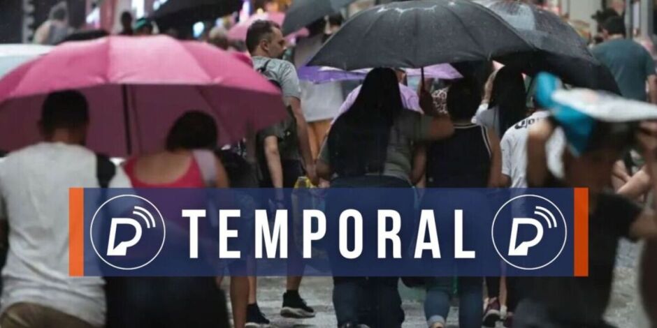 Pessoas se abrigando das precipita&ccedil;&otilde;es com guarda-chuvas.