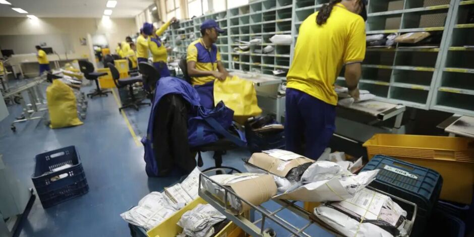 Trabalhadores do Correios.
