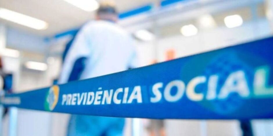 Homem em fila do INSS.