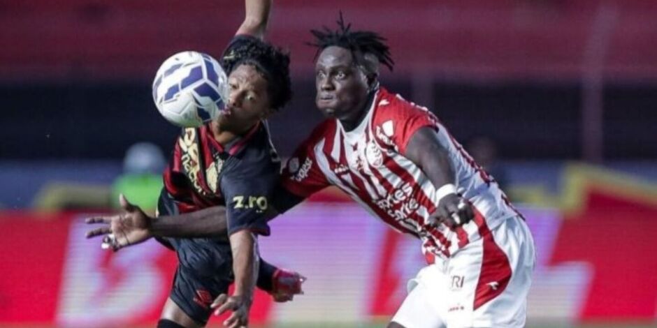 Jogador de Sport e N&aacute;utico disputando bola no Pernambucano 