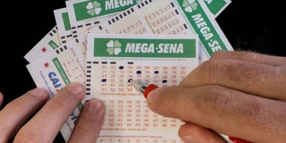 Pessoa marcando cartelas da Mega-Sena.