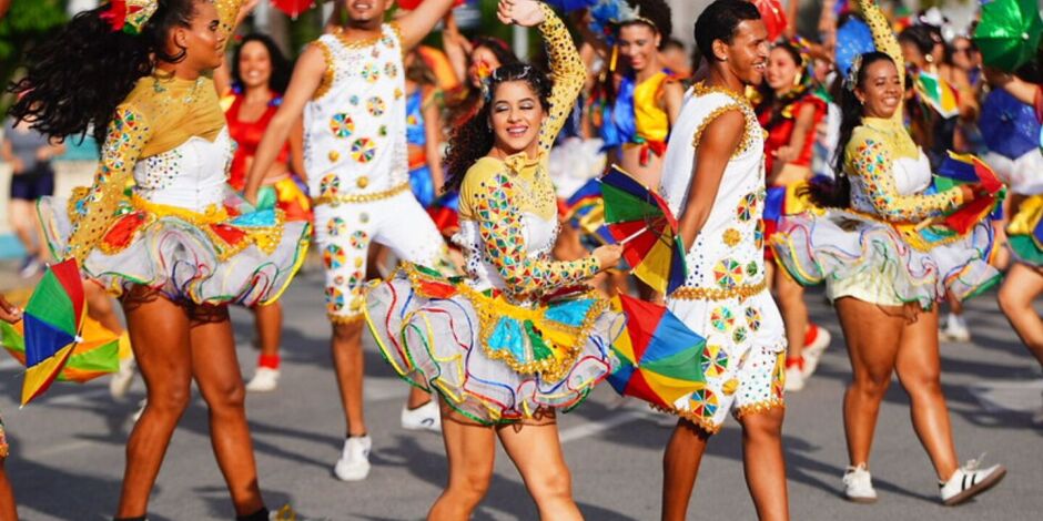 Passistas dan&ccedil;am o frevo em ruas do Recfe