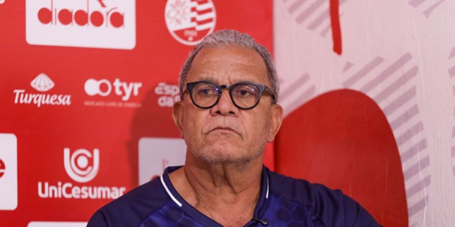 H&eacute;lio dos Anjos defende elenco e trabalho feito no N&aacute;utico.