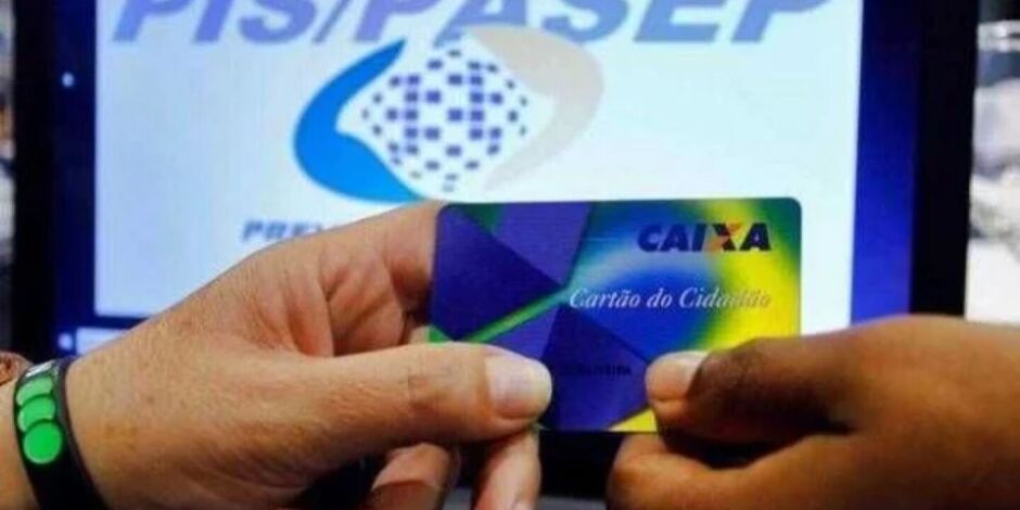 Pessoas segurando cart&atilde;o da Caixa Econ&ocirc;mica e imagem do PIS/Pasep de fundo.