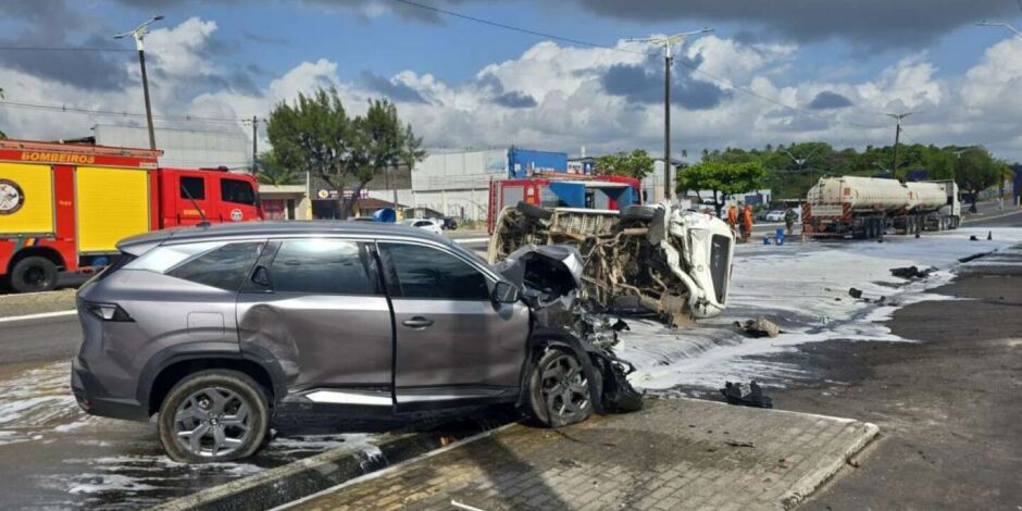 Resultado do acidente entre tr&ecirc;s ve&iacute;culos na BR-101, em Abreu e Lima.