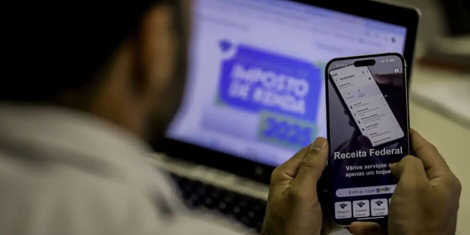 Pessoa mexendo no site da Receita Federal.