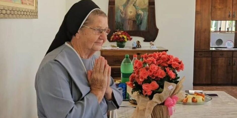 Suspeito preso por assassinar freira de 82 anos relata que ouviu vozes.