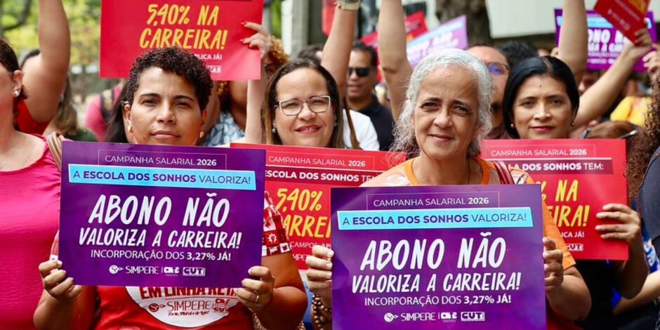 Professores do Recife realizam assembleia na frente da Prefeitura durante negocia&ccedil;&atilde;o salarial.