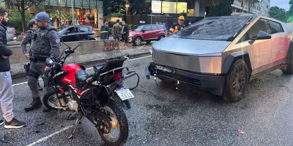 Motociclista morre em acidente envolvendo Tesla Cybertruck em S&atilde;o Paulo