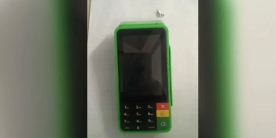 M&aacute;quina de cart&atilde;o de cr&eacute;dito usada por ambulante preso.