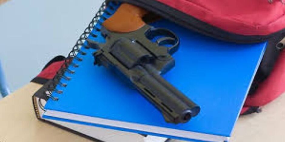 Arma nas escolas.