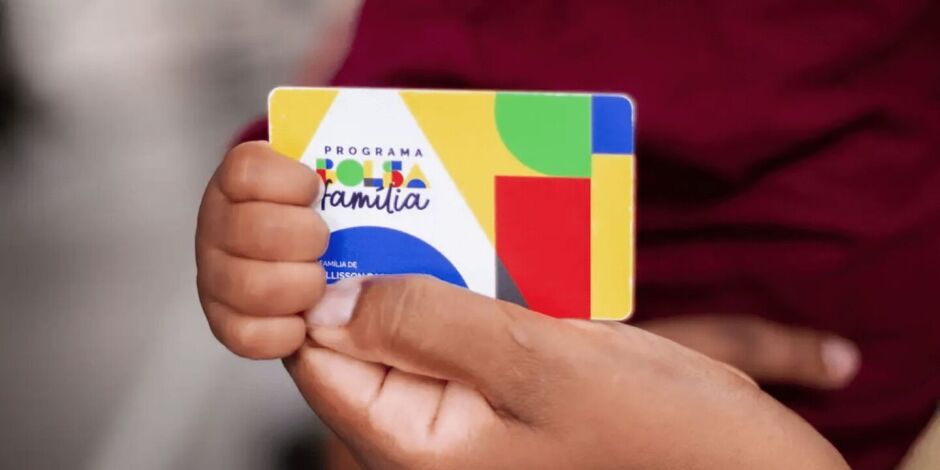 Pessoa com cart&atilde;o do Bolsa Fam&iacute;lia.