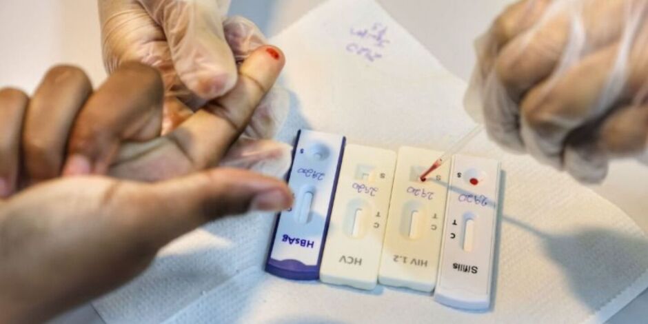 Pessoa fazendo teste de IST.