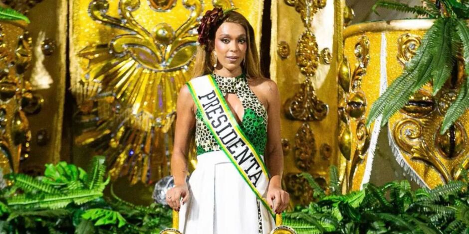 Erika Hilton usa faixa de "presidenta" e homenageia Marielle Franco em desfile de escola de samba