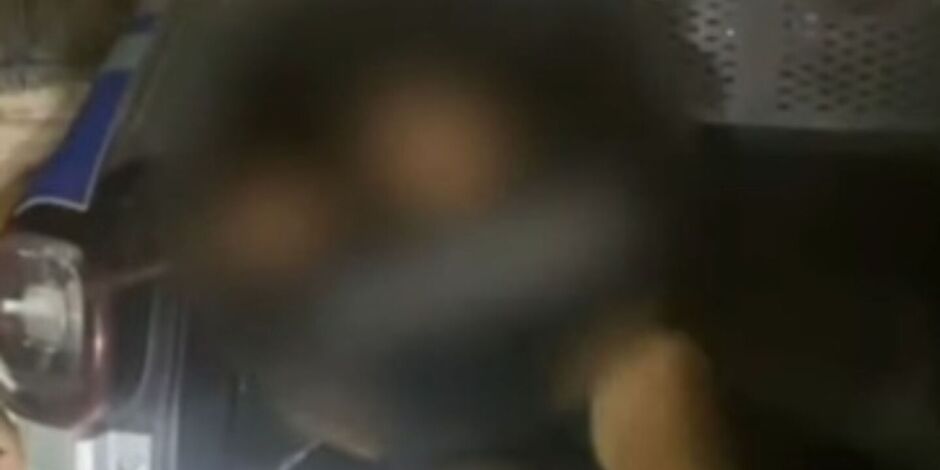 Momento em que falso comiss&aacute;rio desce de viatura da PMPE.