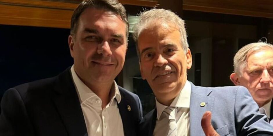 Fl&aacute;vio Bolsonaro e o coronel Alberto Feitosa.