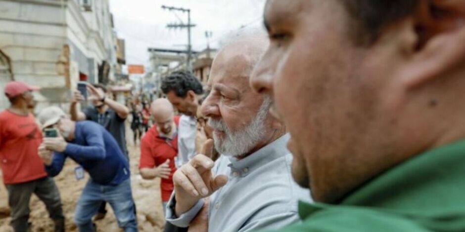 Lula visita cidade atingida por fortes chuvas.