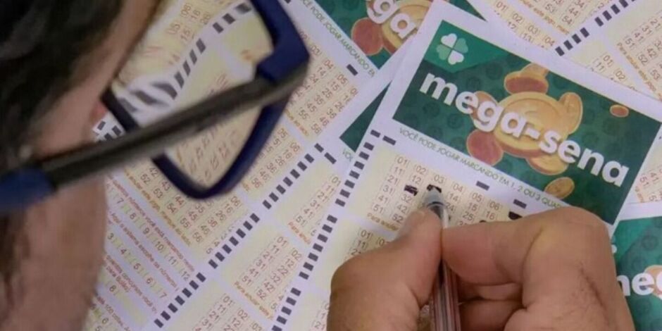 Pessoa marcando cartelas da Mega-Sena.