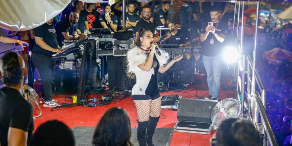 Rapheala Santos em apresenta&ccedil;&atilde;o no bloco feminino Toque de Batom