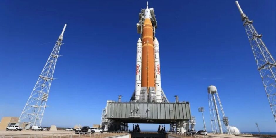 Nave Artemis II. Foguete SLS, que vai ser usado na miss&atilde;o Artemis 2, no complexo de lan&ccedil;amento Kennedy Space Center, na Fl&oacute;rida (EUA)