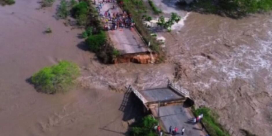 Ponte desaba em Cal&ccedil;ado e tr&aacute;fego para outras regi&otilde;es fica impossibilitado ap&oacute;s muita chuva