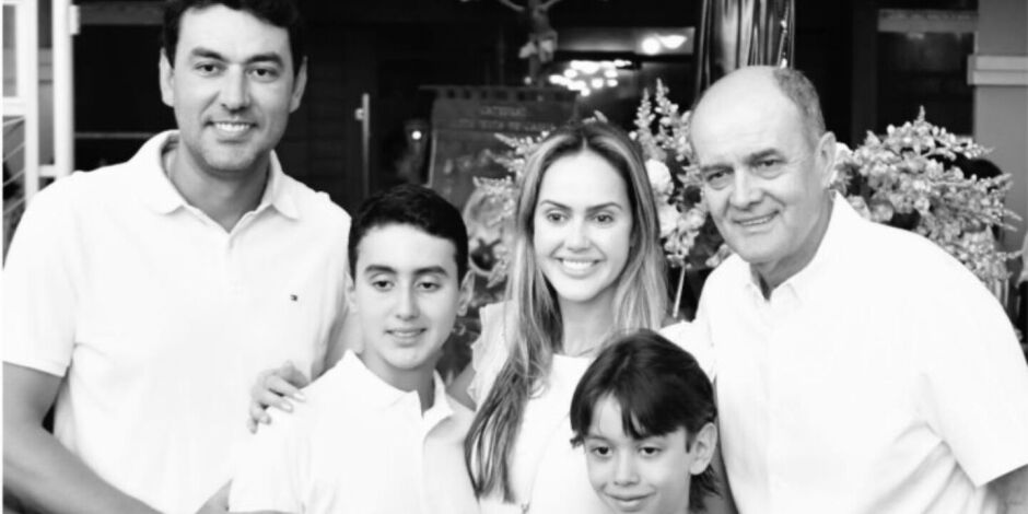 Secret&aacute;rio municipal na esquerda, os dois filhos abaixo, companheira acima, filha do prefeito de Itumbiara, que est&aacute; ao lado.