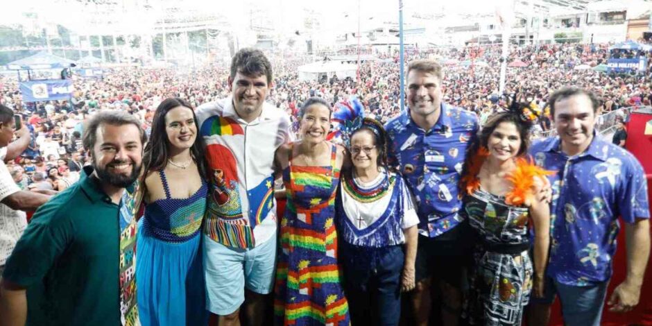 Raquel Lyra e aliados no carnaval de Paudalho.