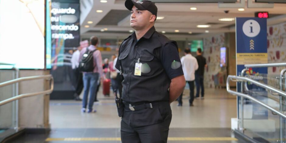 Vigilante no trabalho.