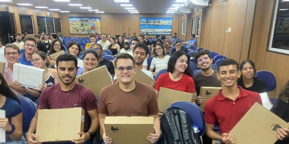 Alunos recebem macbook na FMO. 
