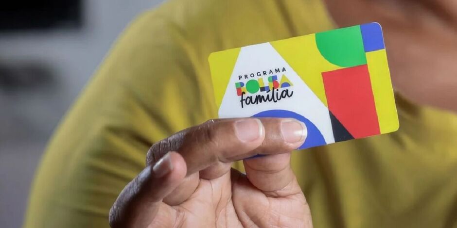 Homem segurando cart&atilde;o do Bolsa Fam&iacute;lia.
