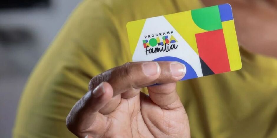 Homem segurando cart&atilde;o do Bolsa Fam&iacute;lia.