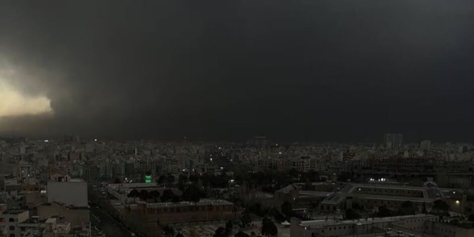 Ataque de Israel a dep&oacute;sito de petr&oacute;leo deixa Ir&atilde; em alerta para chuva &aacute;cida; entenda fen&ocirc;meno
