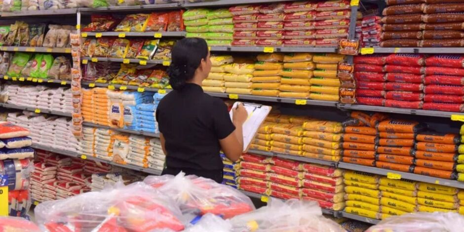 Agente do Dieese realizando levantamento de produtos em mercado.