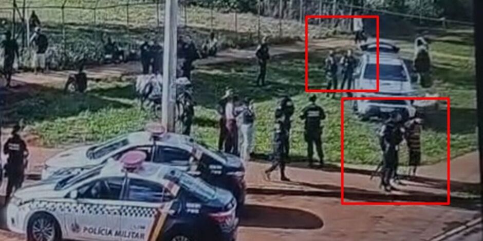 Momento em que foragidos s&atilde;o detidos por policiais.