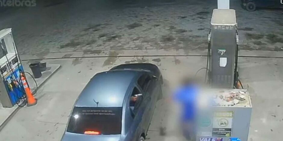 Momento em que ocupante de carro atira em frentista em posto de combust&iacute;veis.