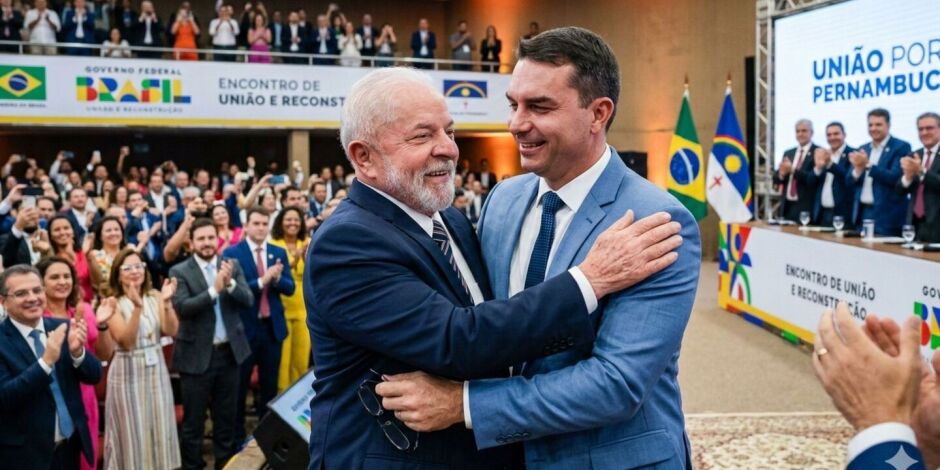 Lula e Fl&aacute;vio Bolsonaro abra&ccedil;ados.