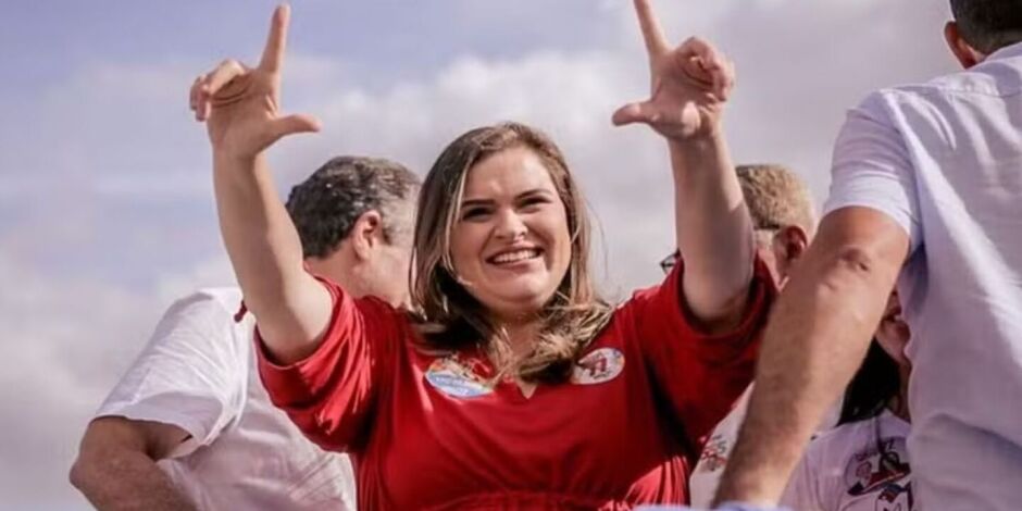 Mar&iacute;lia Arraes.