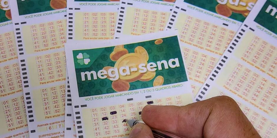 Pessoa marcando cartelas da Mega-Sena.