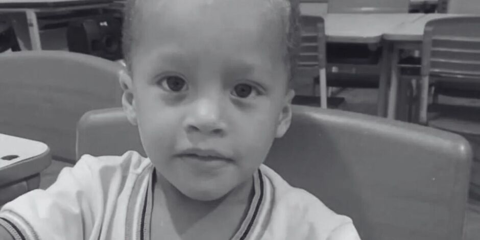 Menino de 3 anos que morreu afogado em fossa, em Pernambuco.