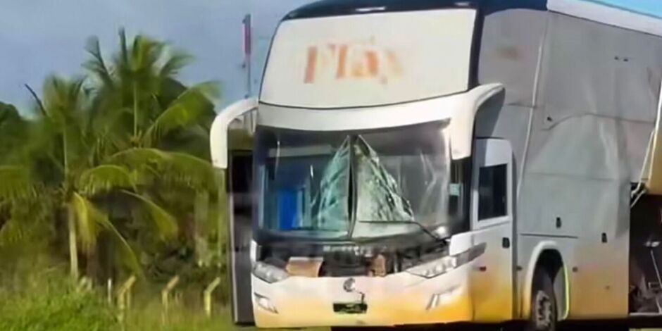 &Ocirc;nibus da equipe da cantora Flay ap&oacute;s colis&atilde;o com motociclista em Pernambuco.