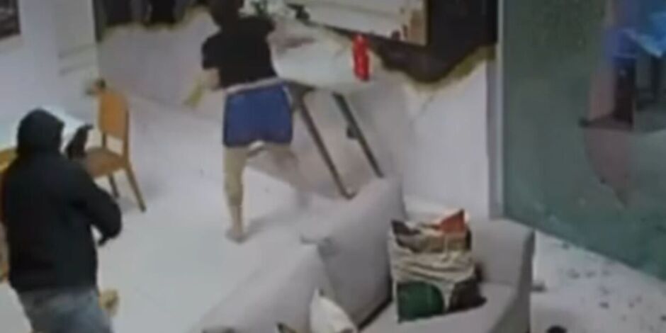 Momento em que mulher tenta fugir de autor de disparos, em condom&iacute;nio luxuoso localizado em Gravat&aacute;.