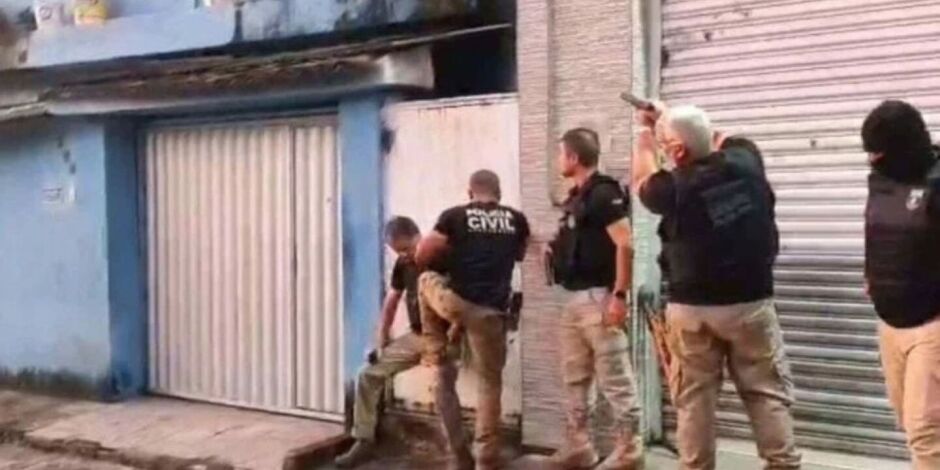 Agentes da Pol&iacute;cia Civil em opera&ccedil;&atilde;o contra quadrilha no Grande Recife.