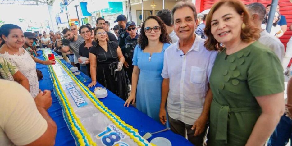 Prefeito Carlos Santana corta bolo comemorativo.