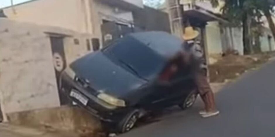 Carro do professor de jiu-jitsu baleado na cabe&ccedil;a, ap&oacute;s bater em motocicleta de assaltantes para tentar impedir roubo.