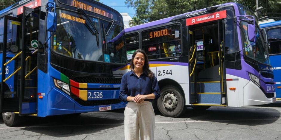 Governadora Raquel Lyra em entrega de &ocirc;nibus climatizados para a RMR.