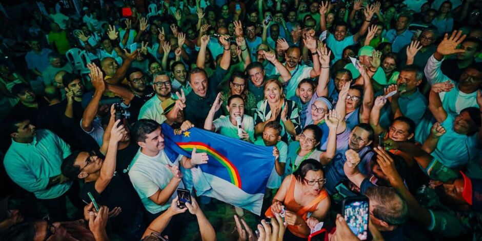 Governadora Raquel Lyra no Sert&atilde;o do Paje&uacute; ap&oacute;s realizar entregas.