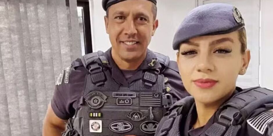Tenente-coronel e esposa, ambos uniformizados com farda da PM.